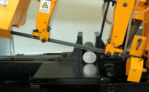 鹤峰数控带锯床自动送料精度会出现偏差吗？