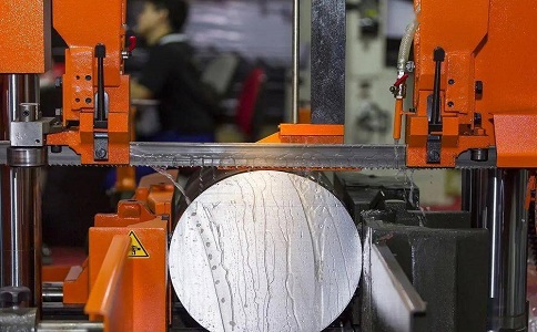 鹤峰立式金属带锯床切削出现跑带故障解决方法！